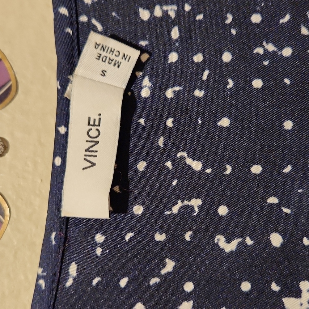❤️ NWOT! VINCE SILK TOP - SCARF PRINT, SMALL - Picture 5 of 9
